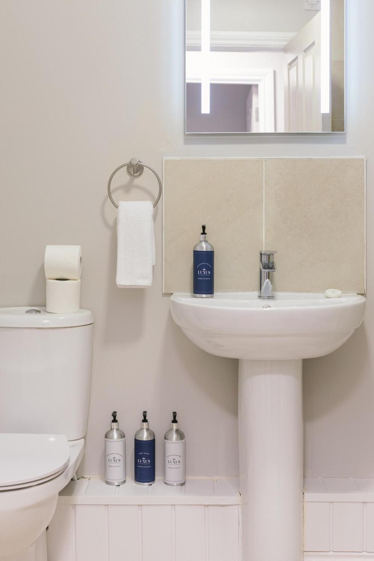 Chic 2-bed, 2 Bath In Centre Sleeps 6, Free Secure Parking Apartment *