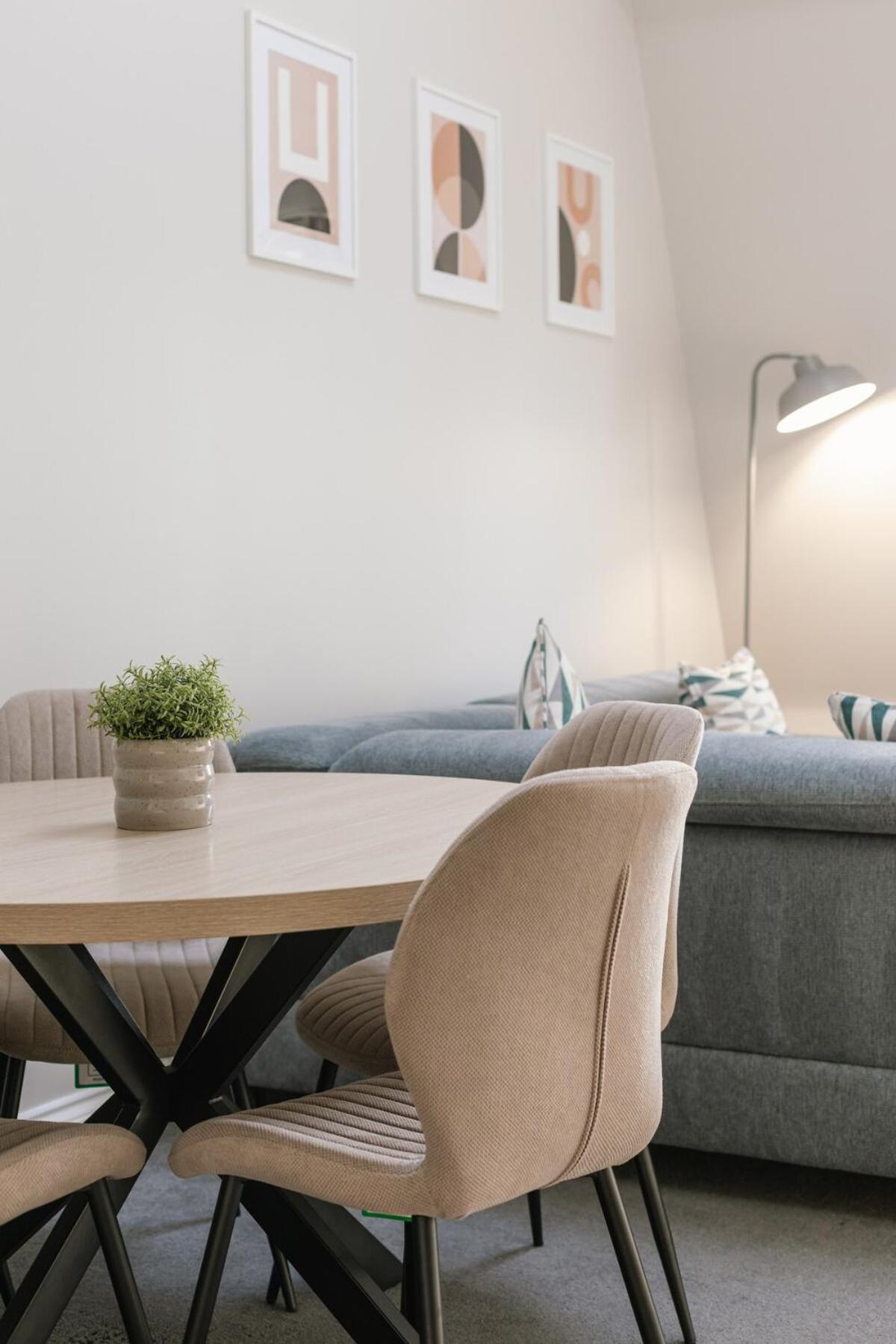 Chic 2-bed, 2 Bath In Centre Sleeps 6, Free Secure Parking * Belfast