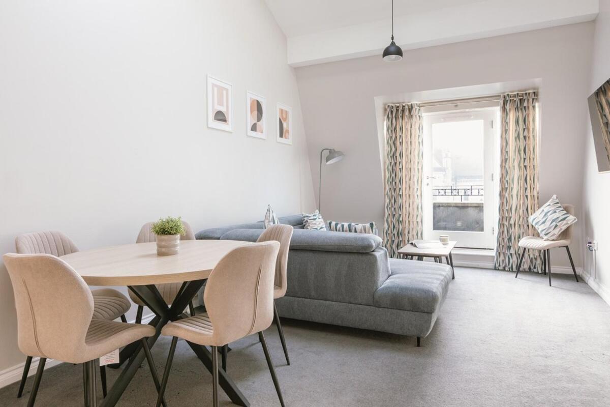 Apartment Chic 2-bed, 2 Bath In Centre Sleeps 6, Free Secure Parking