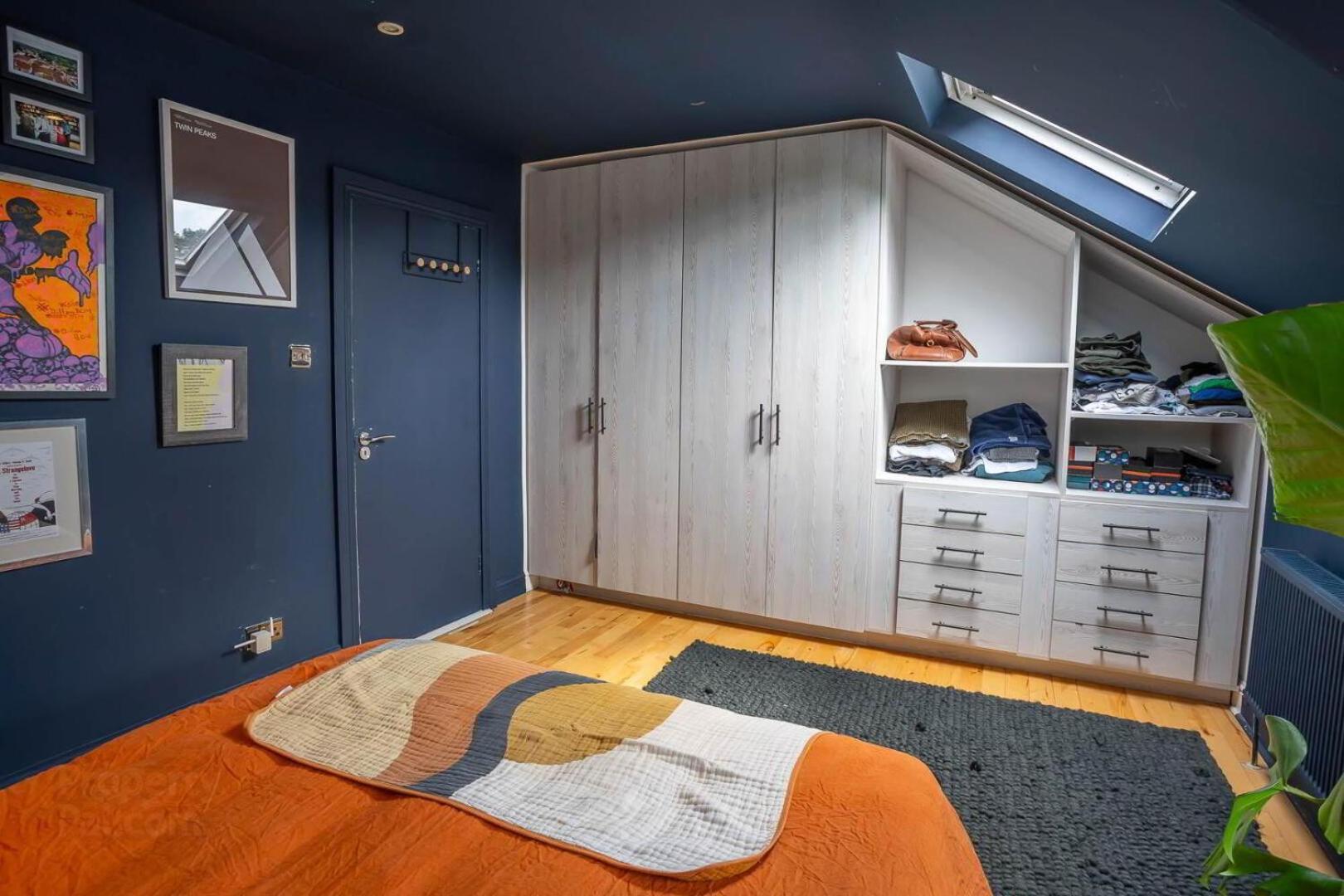 Spacious 4br Victorian W/ Outdoor Terrace Holiday home