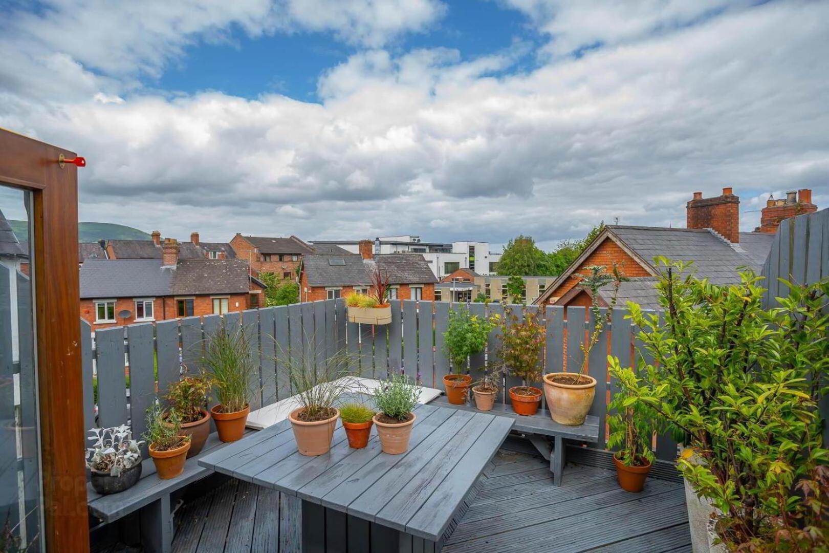 Spacious 4br Victorian W/ Outdoor Terrace Holiday home *