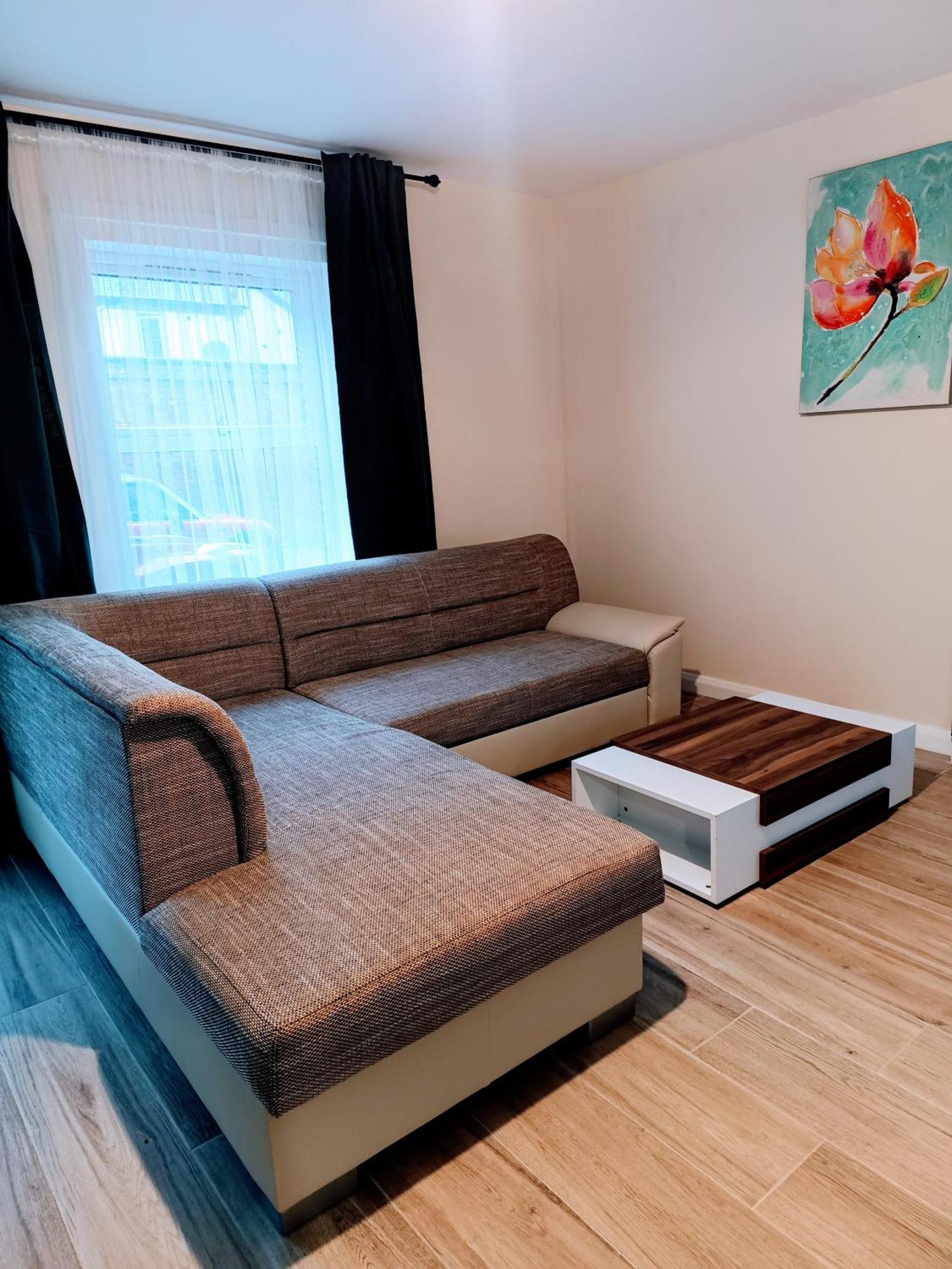 Centre Modern Ground Floor - Free Parking - Sleeps 6 Apartment