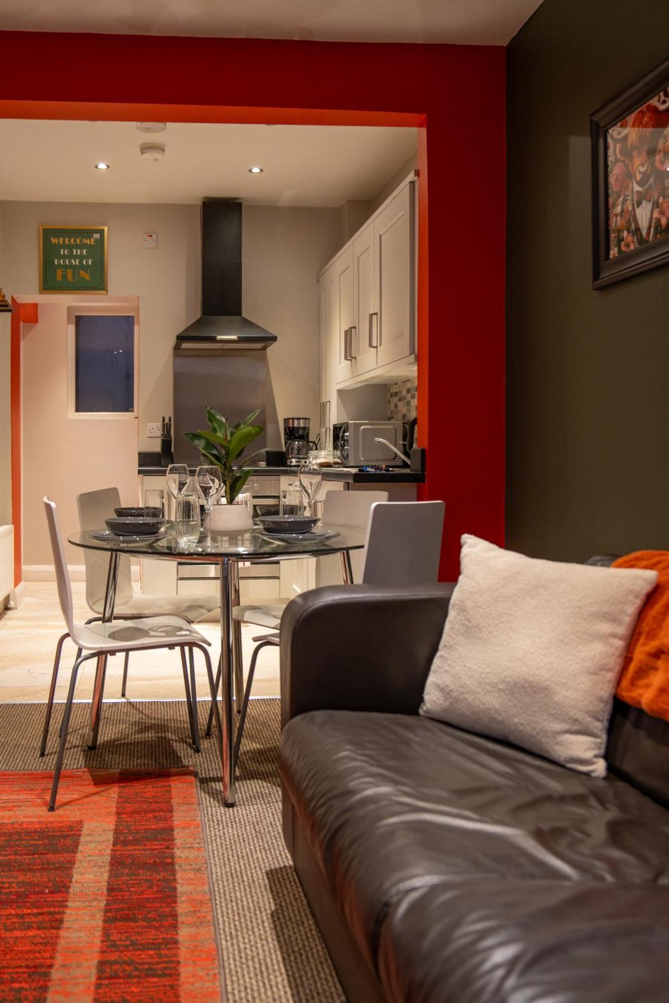 2 Bed Mid-terrace House With Free Parking Apartment Belfast