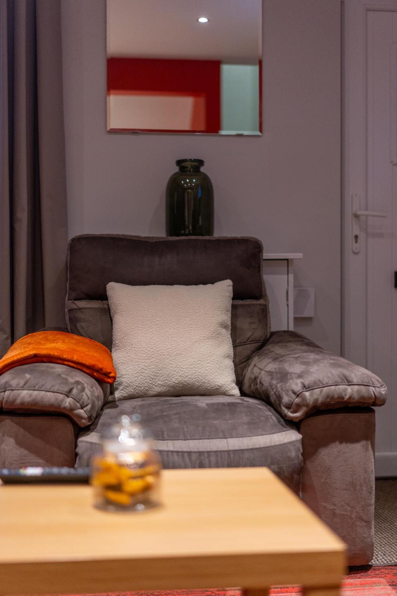 2 Bed Mid-terrace House With Free Parking *