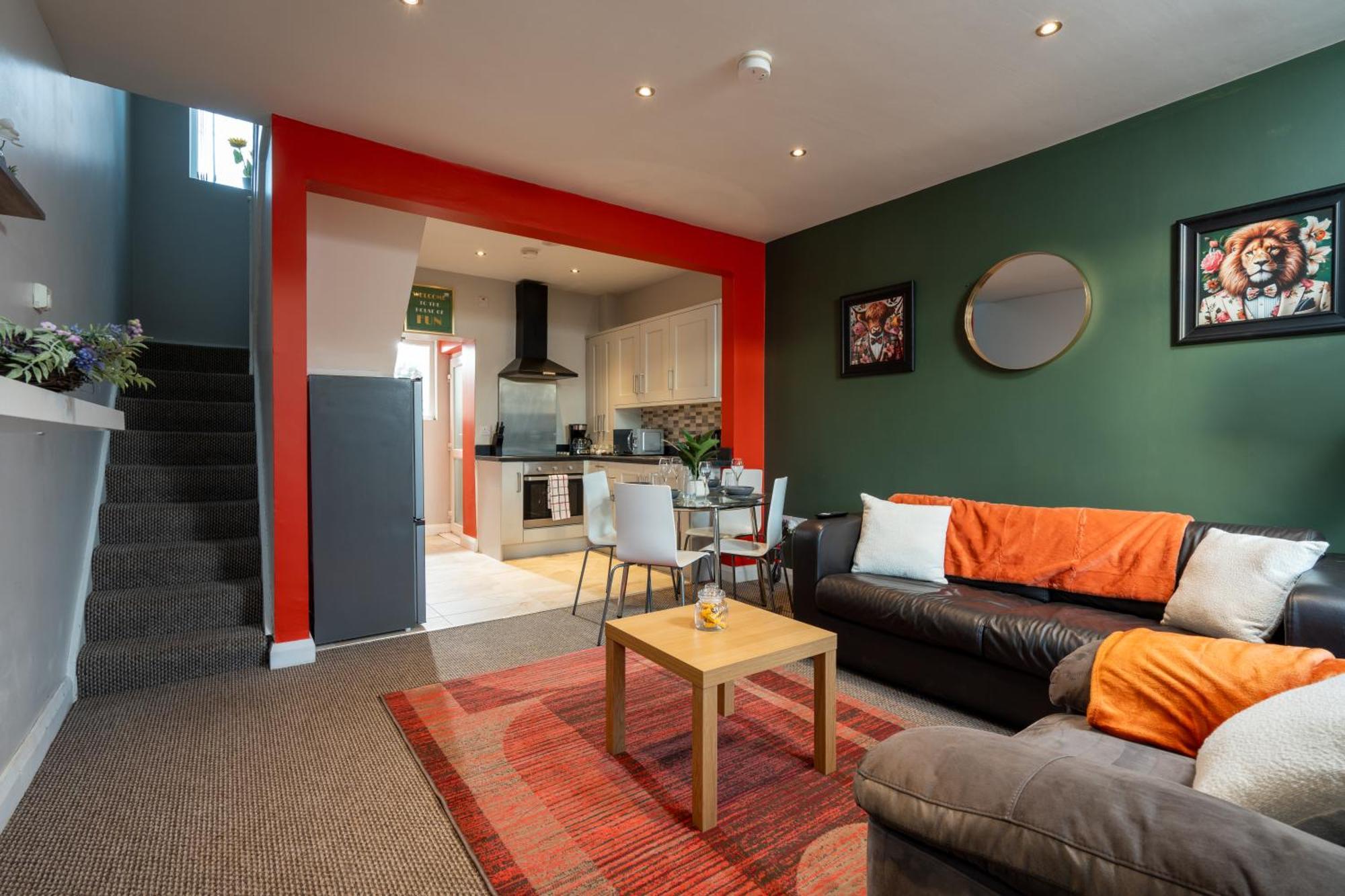 2 Bed Mid-terrace House With Free Parking Apartment