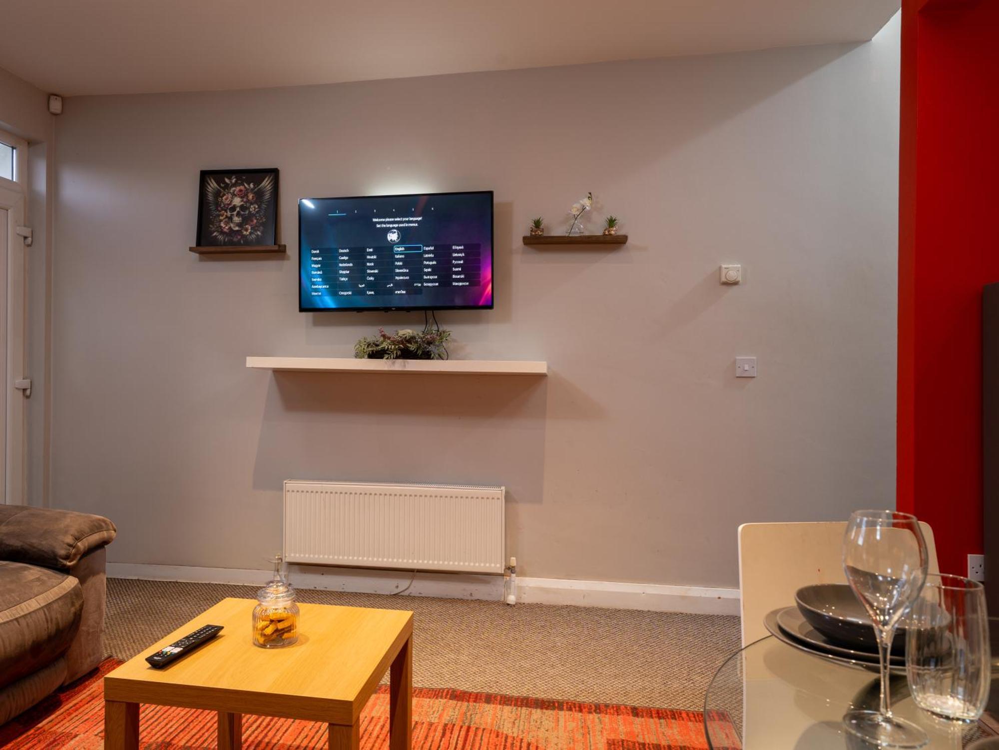 2 Bed Mid-terrace House With Free Parking Apartment Belfast