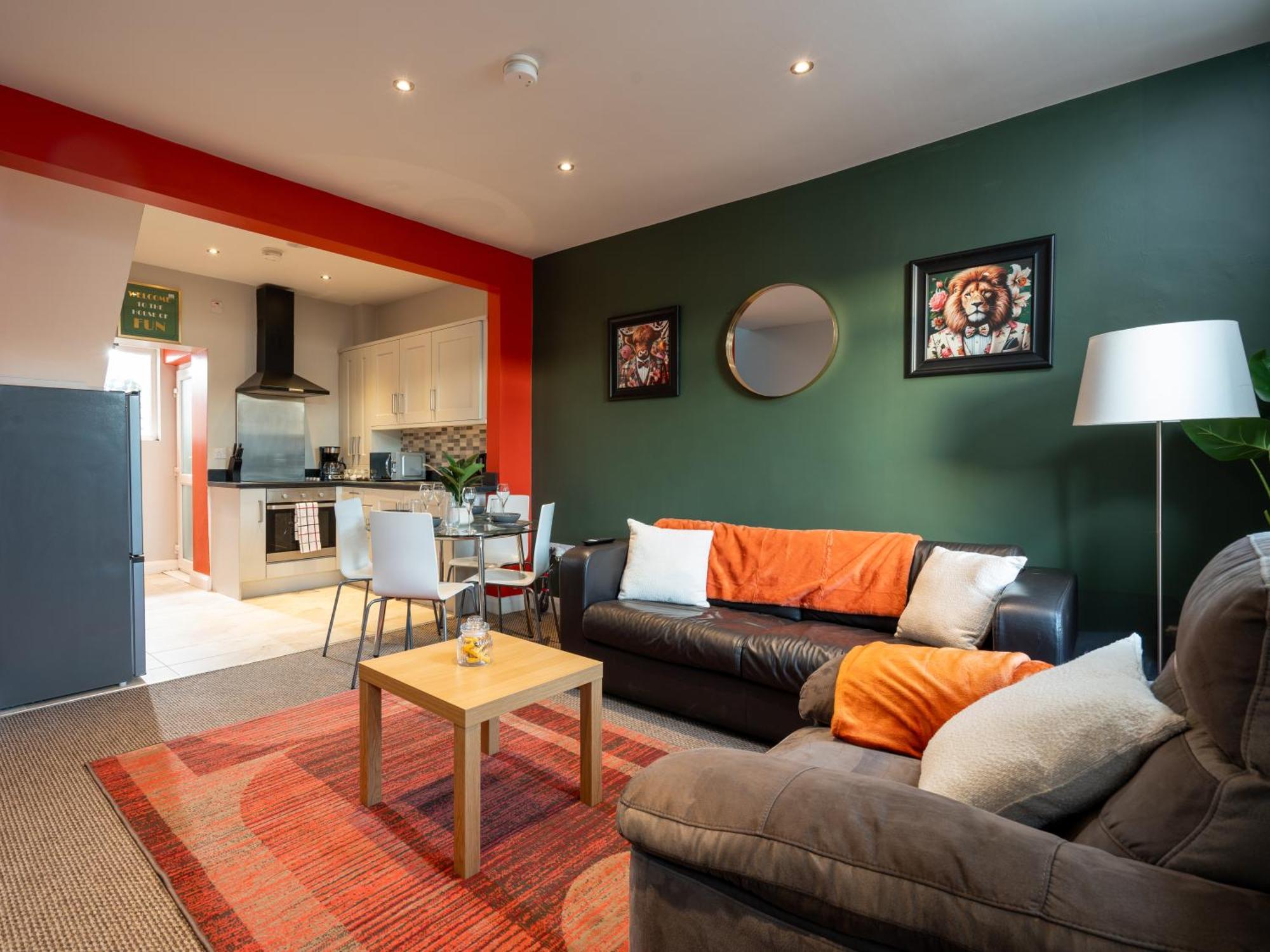 2 Bed Mid-terrace House With Free Parking Apartment *