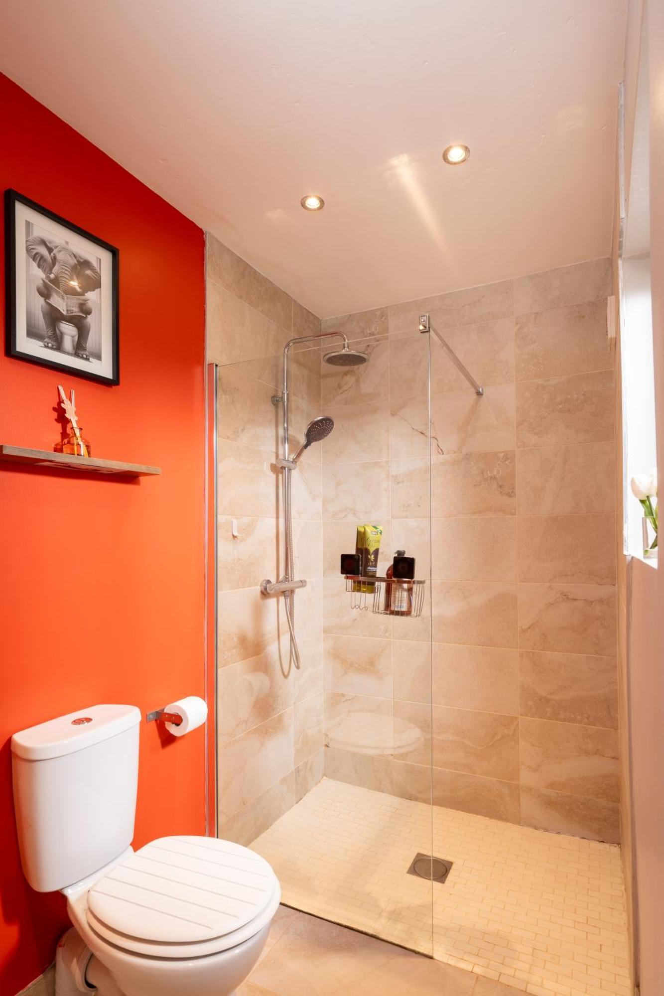 2 Bed Mid-terrace House With Free Parking Apartment *