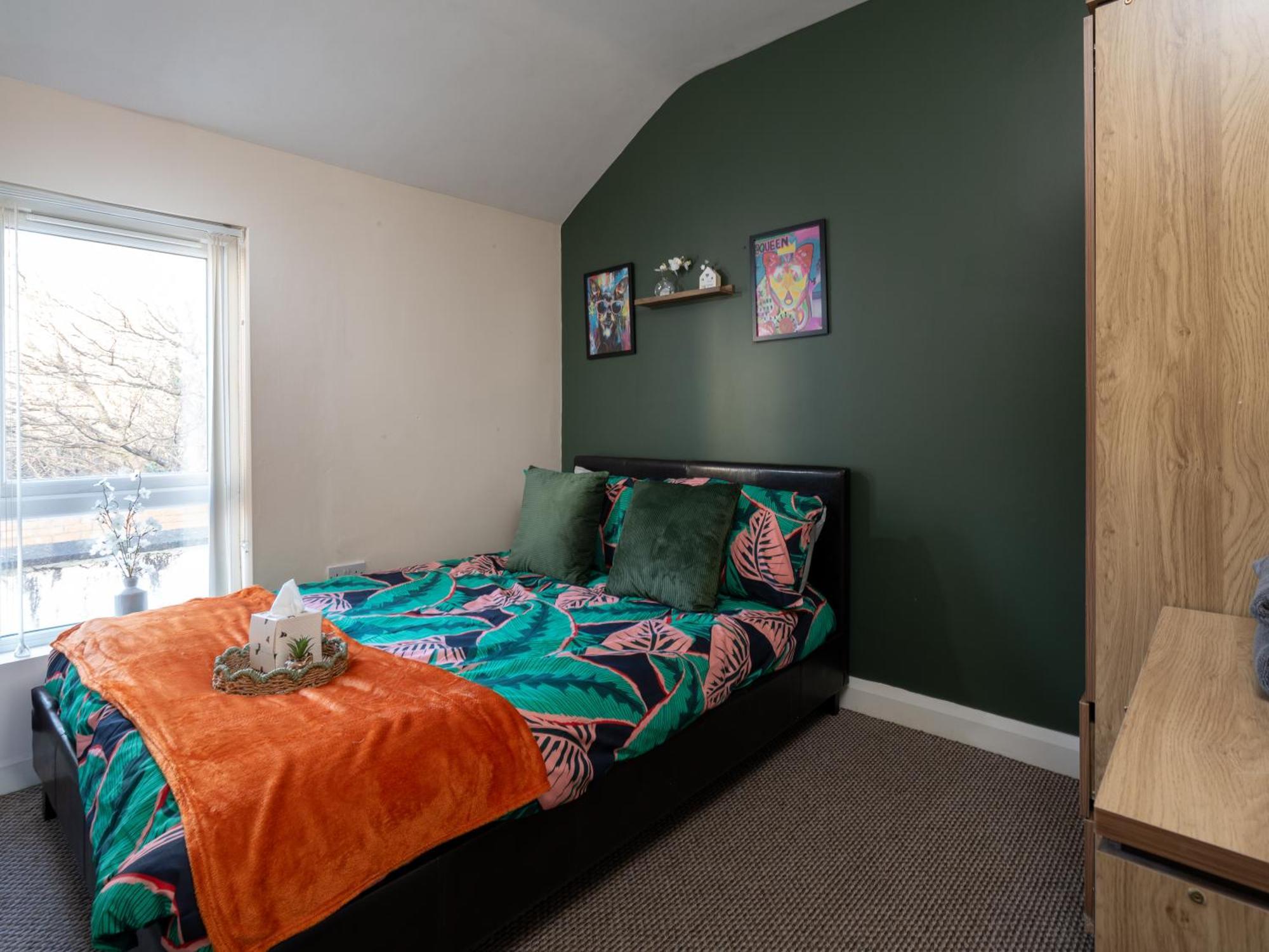 2 Bed Mid-terrace House With Free Parking