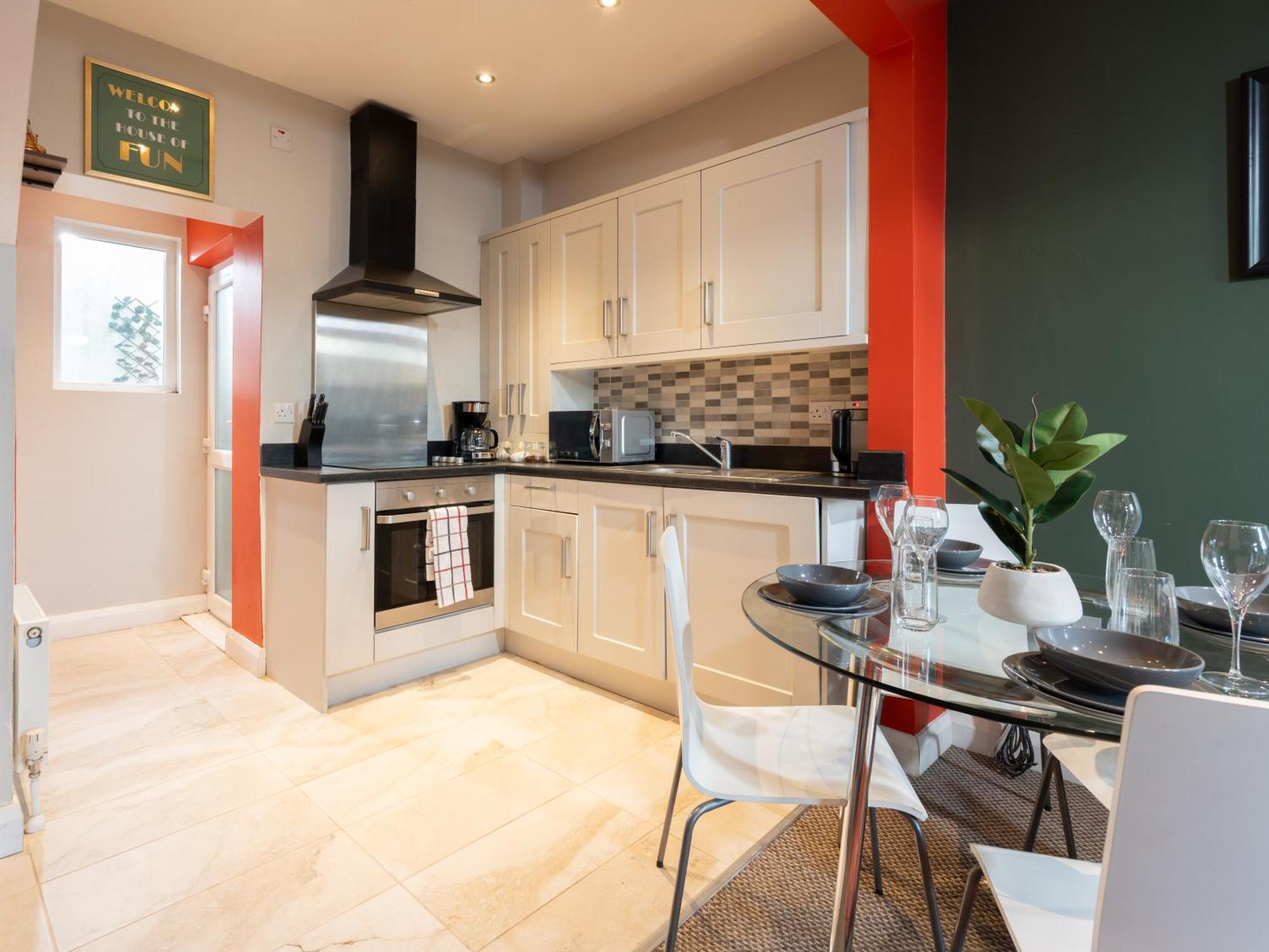 Apartment 2 Bed Mid-terrace House With Free Parking
