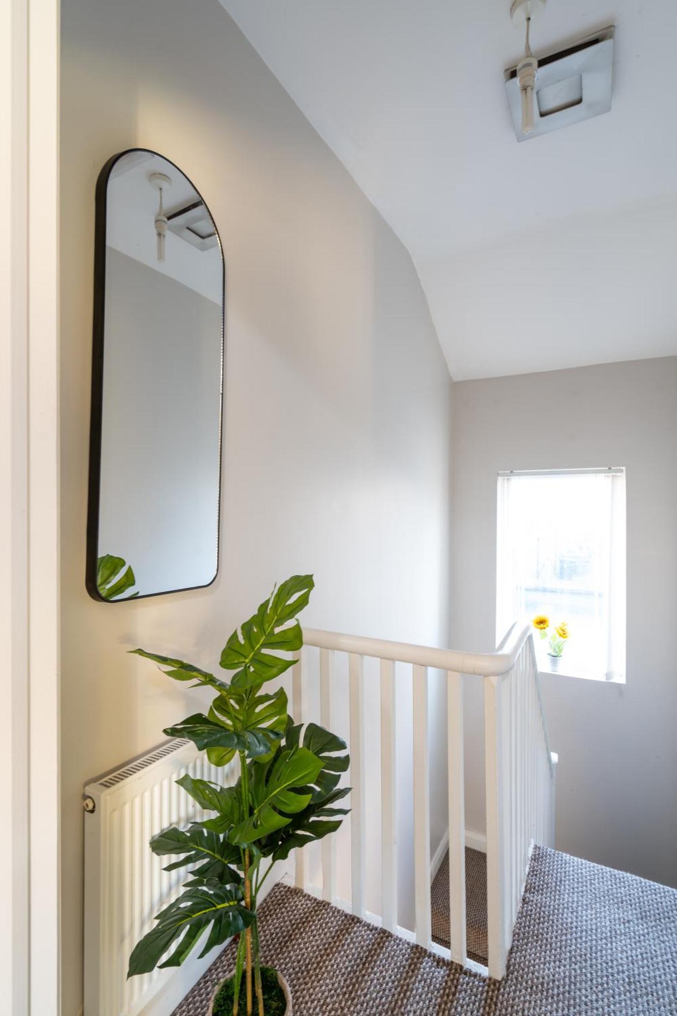 2 Bed Mid-terrace House With Free Parking Apartment
