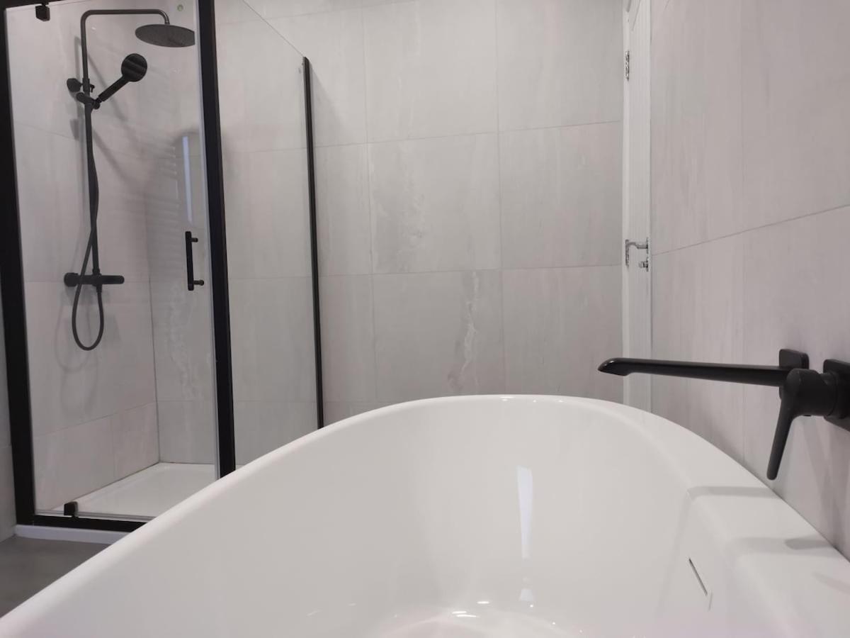 Apartment Modern House In Belfast, Street Parking, Sleeps 8