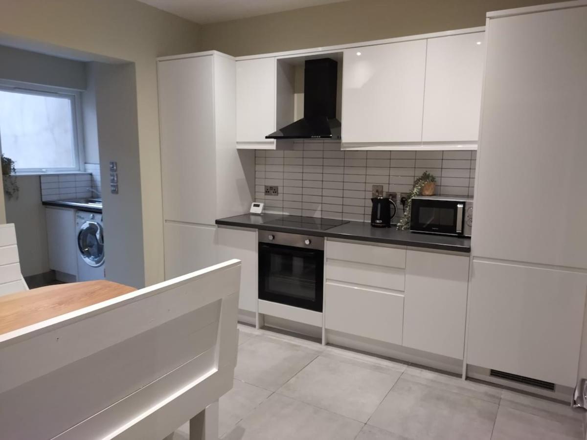 Modern House In Belfast, Street Parking, Sleeps 8 Apartment