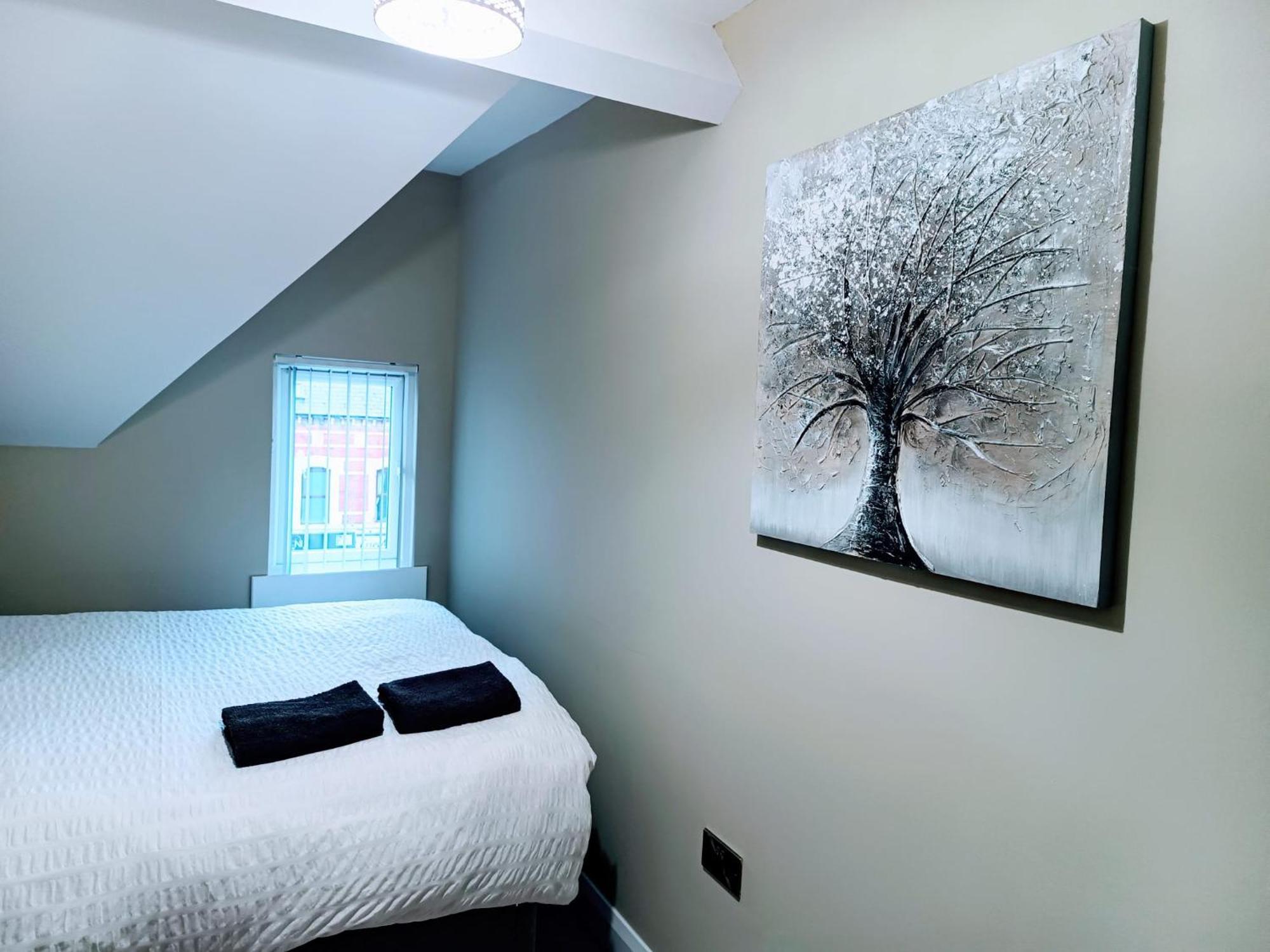 Modern House In Belfast, Street Parking, Sleeps 8 *