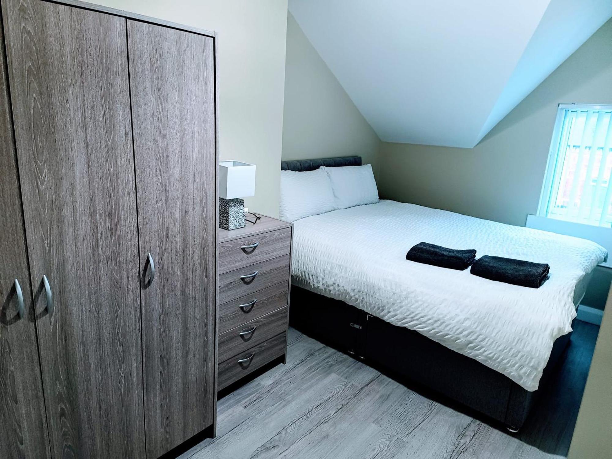 Modern House In Belfast, Street Parking, Sleeps 8 Apartment