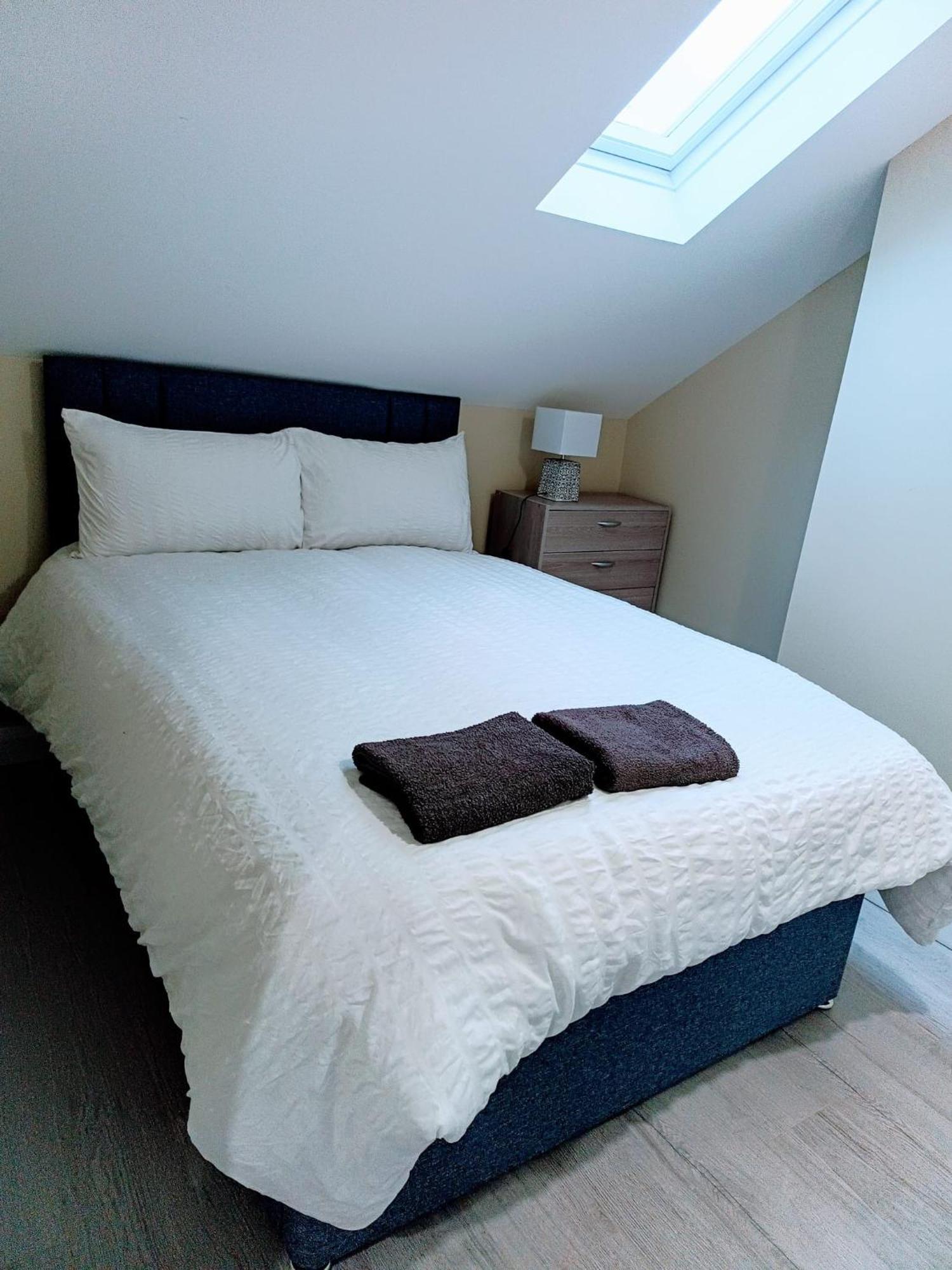 Apartment Modern House In Belfast, Street Parking, Sleeps 8 *