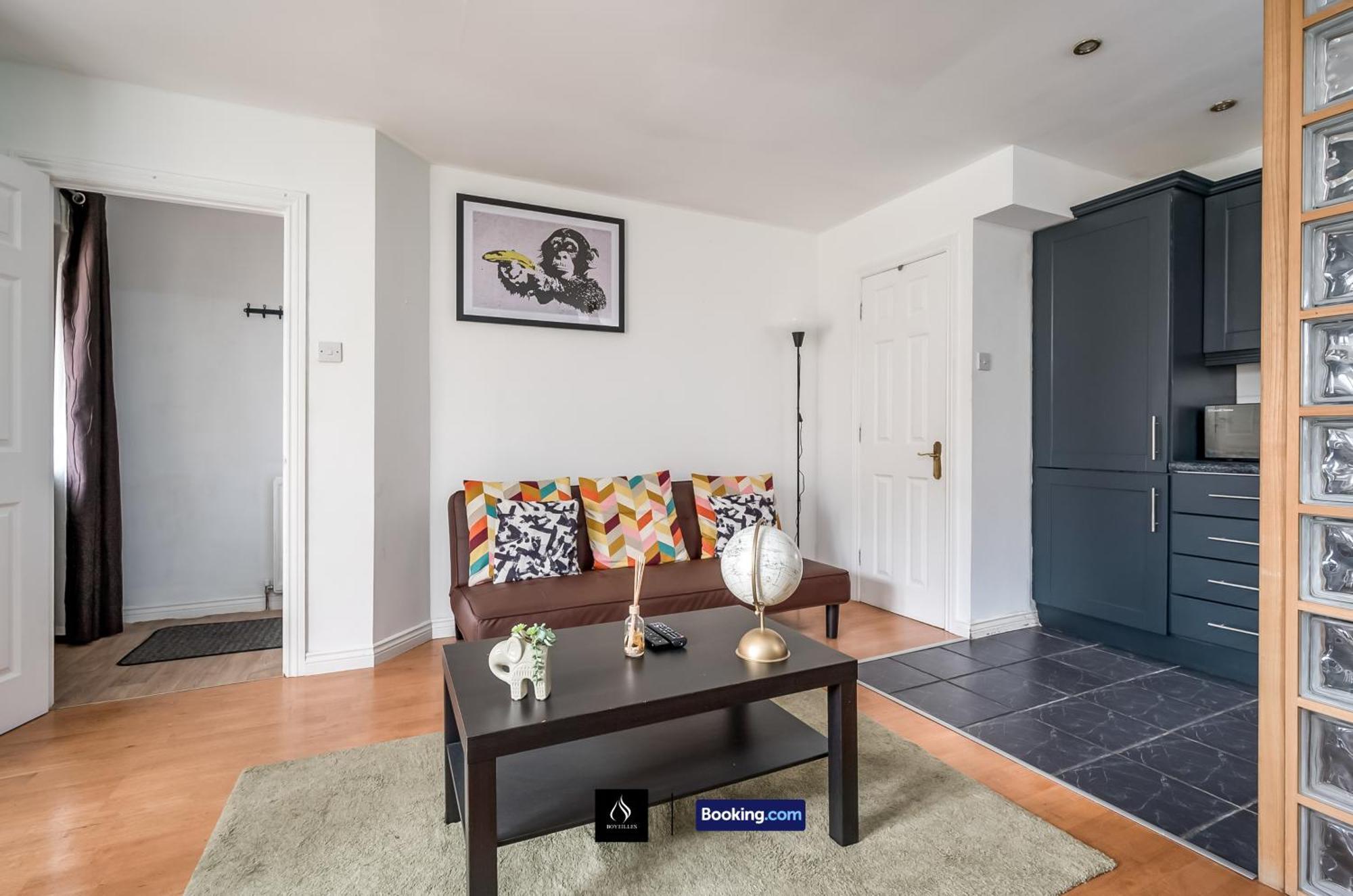 2 Bed House By Boyeilles Short Lets & Serviced With Balcony & Free Parking Holiday home *
