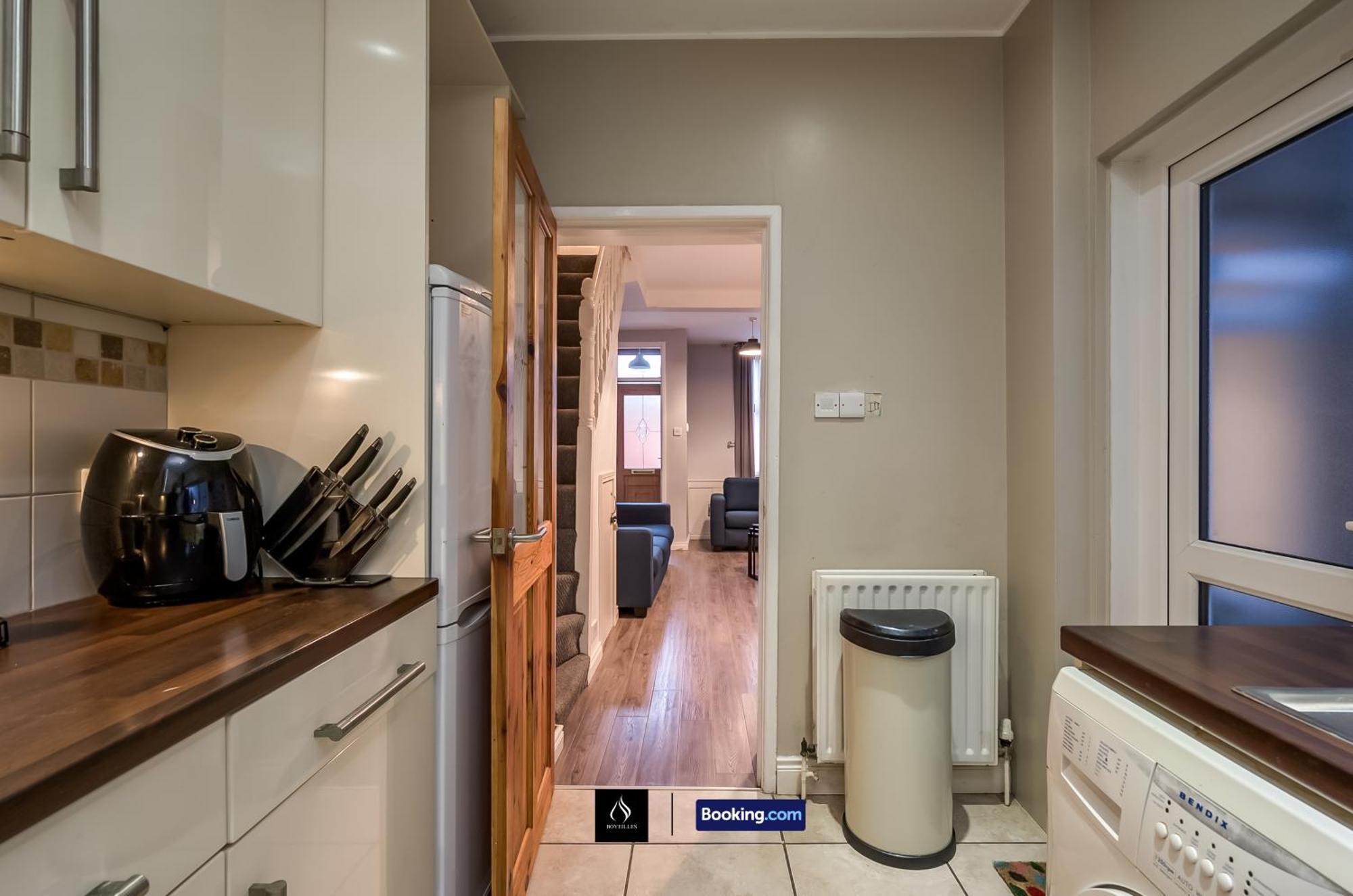 2 Bedrooms House By Boyeilles Apartments Short Lets & Serviced Accommodation Belfast With Free Wifi