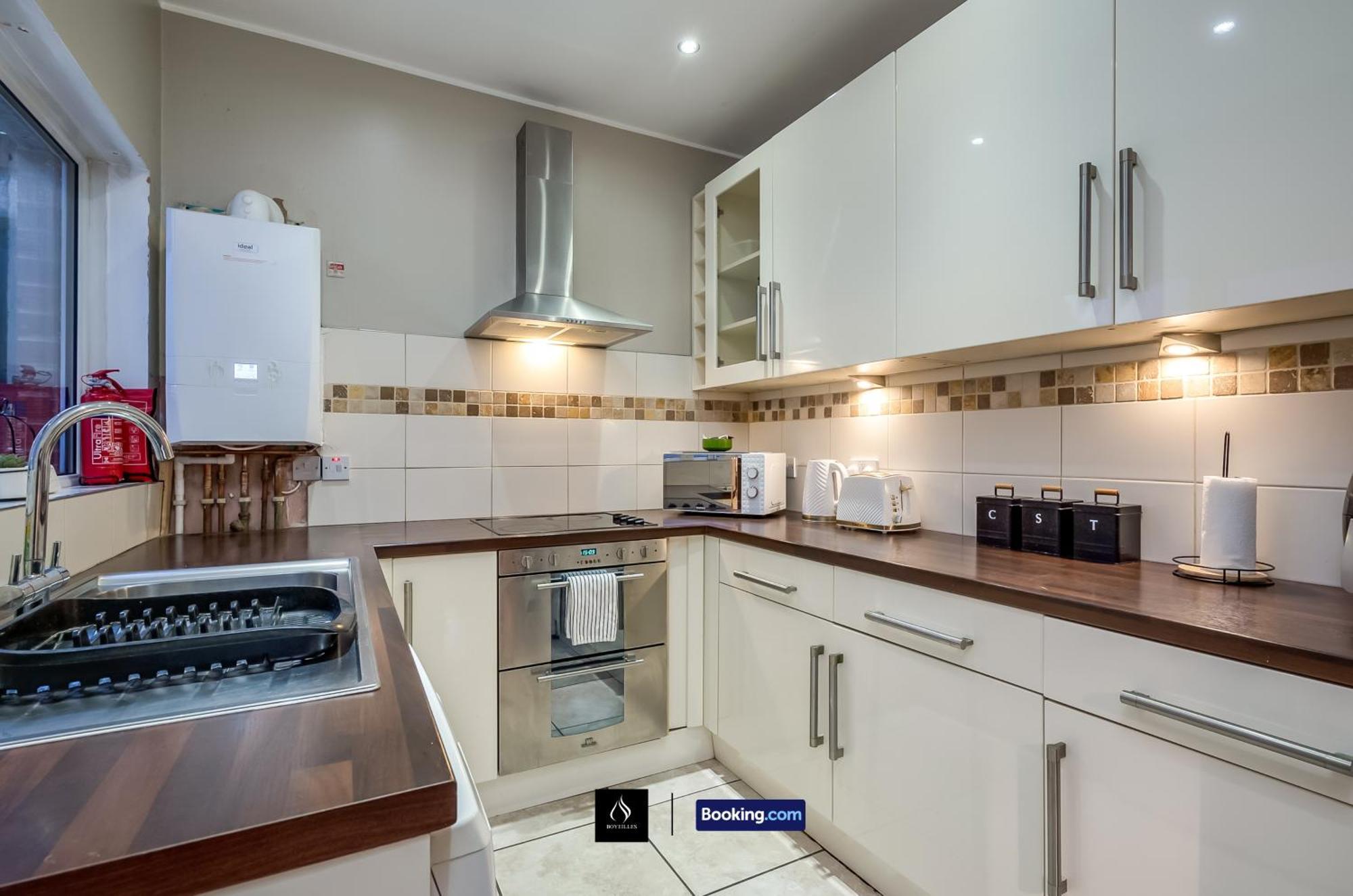 Holiday home 2 Bedrooms House By Boyeilles Apartments Short Lets & Serviced Accommodation Belfast With Free Wifi *