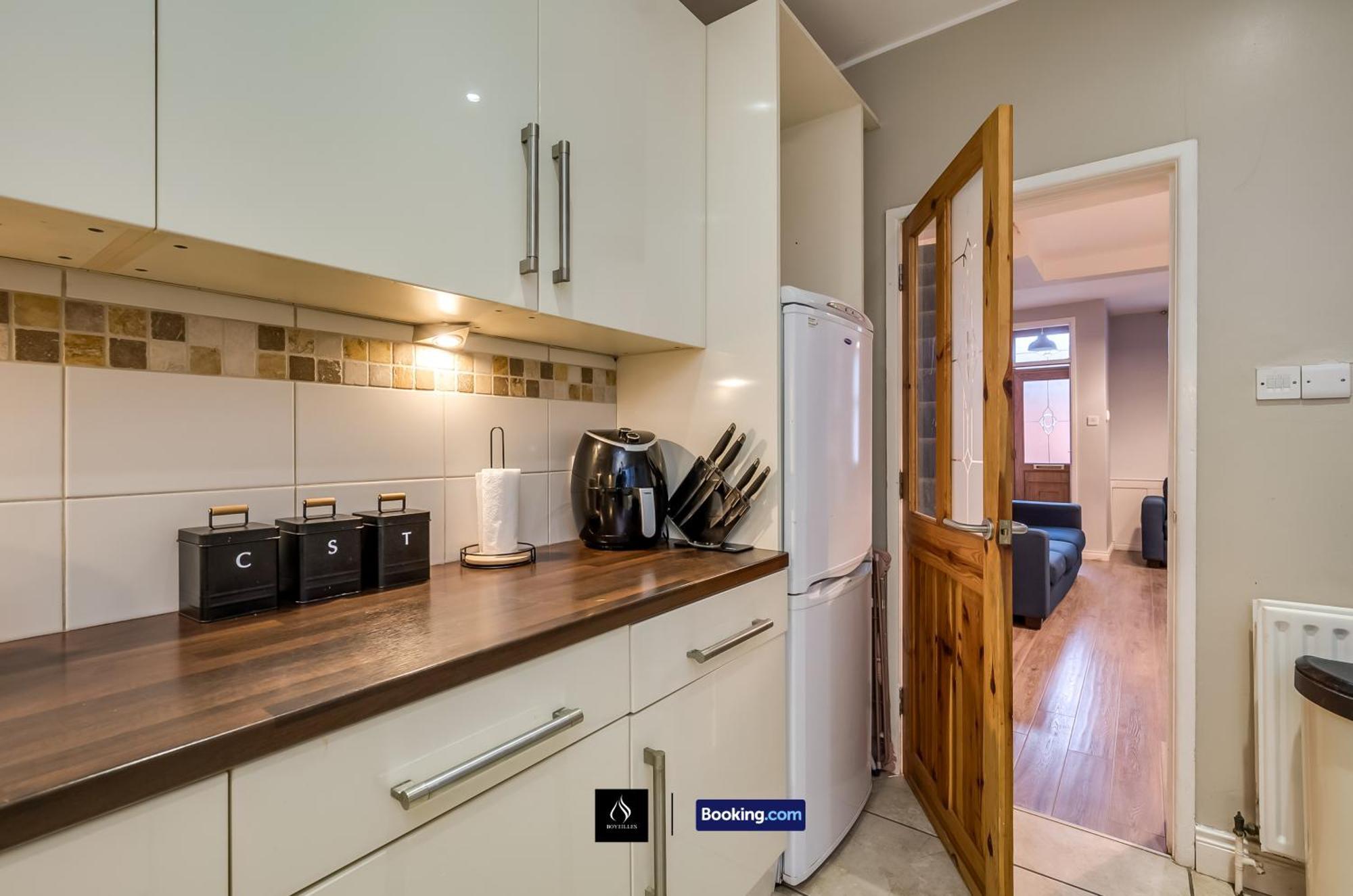 2 Bedrooms House By Boyeilles Apartments Short Lets & Serviced Accommodation Belfast With Free Wifi Belfast