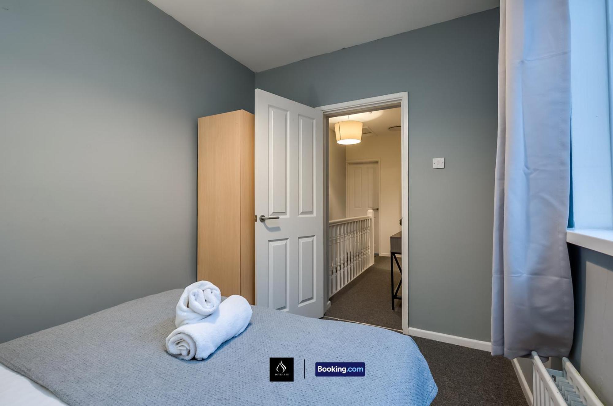 2 Bedrooms House By Boyeilles Apartments Short Lets & Serviced Accommodation Belfast With Free Wifi Holiday home *