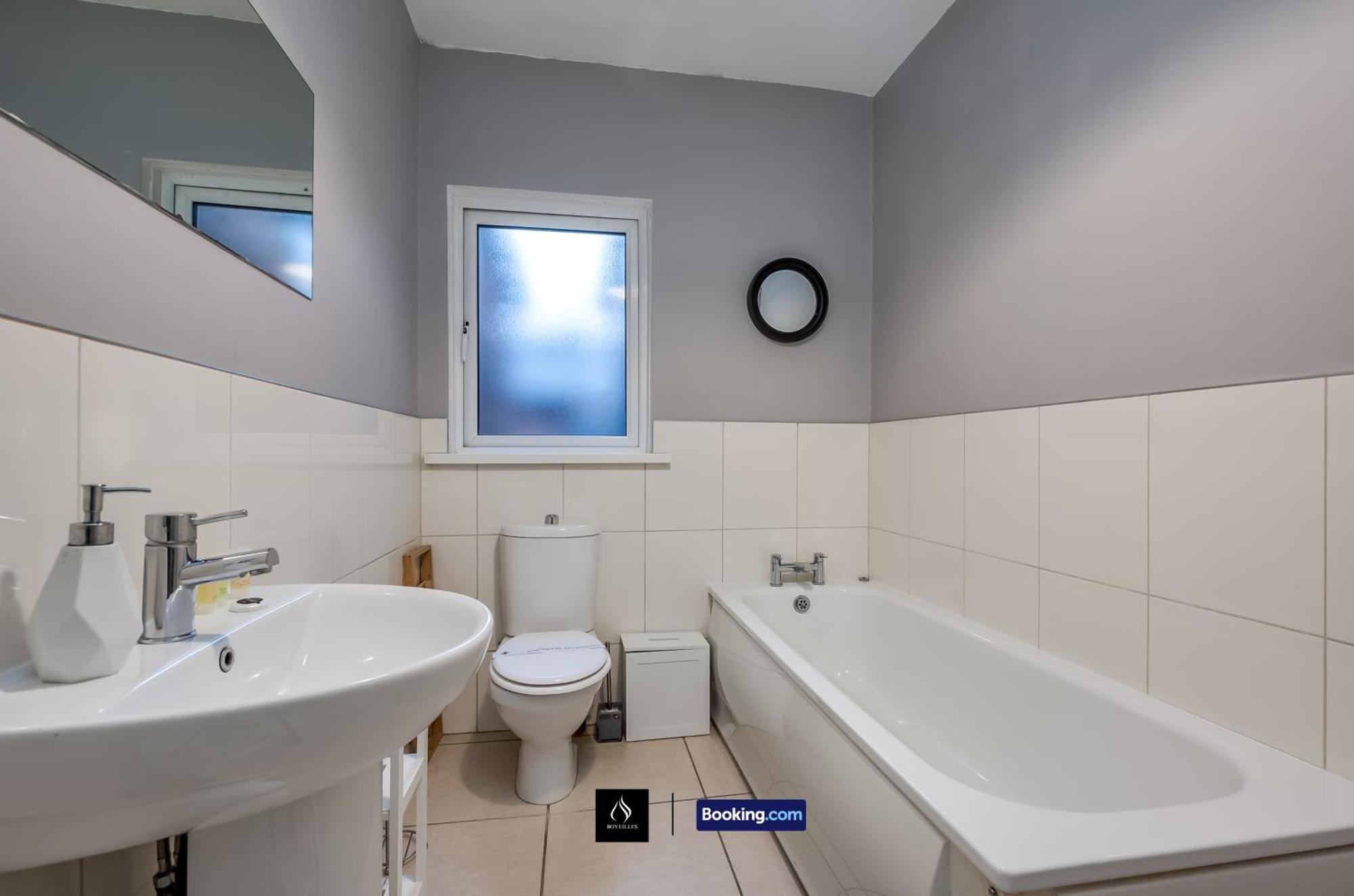 Holiday home 2 Bedrooms House By Boyeilles Apartments Short Lets & Serviced Accommodation Belfast With Free Wifi Belfast