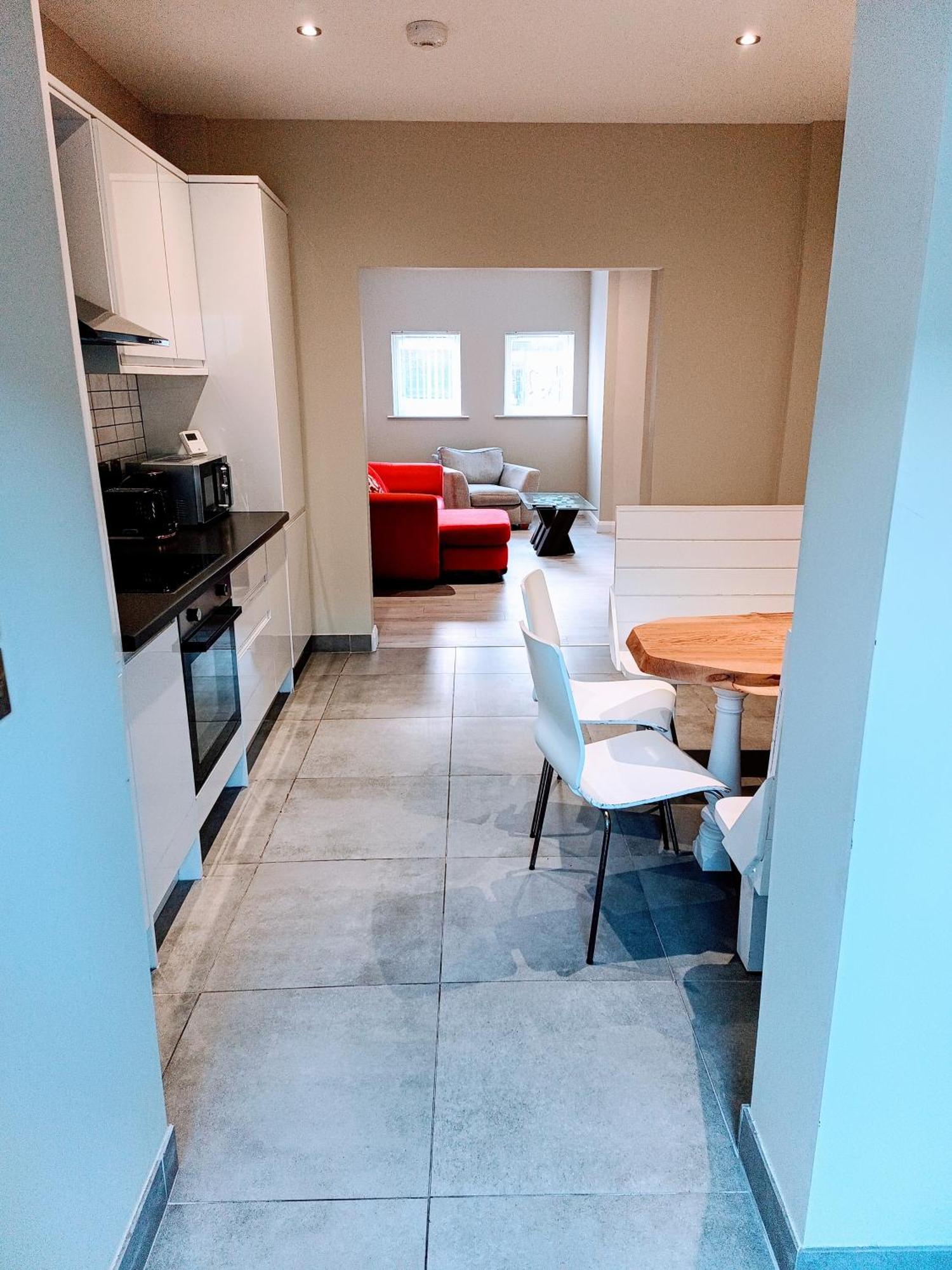 Modern House In Belfast, Street Parking, Sleeps 8 * Belfast