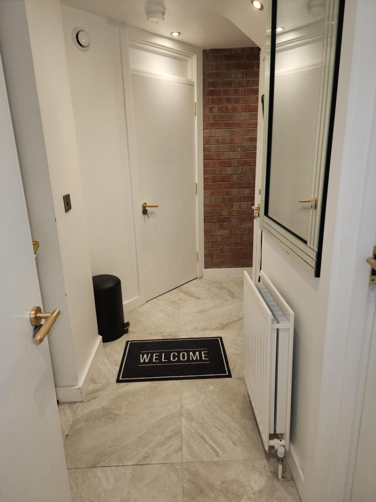 Centre Luxury House With Three Very Large Size Bedrooms
