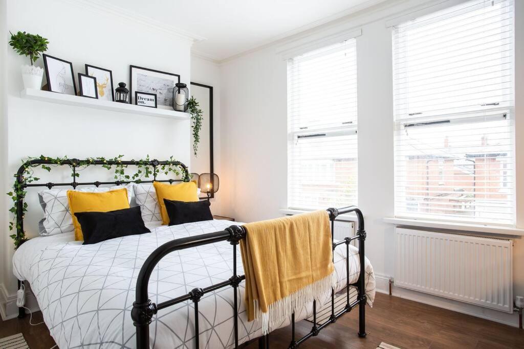 Luxurious 4-bed Townhouse In The Heart Of Holiday home Belfast