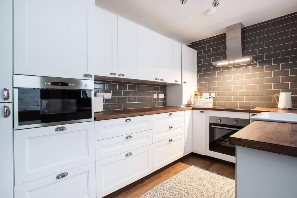 Luxurious 4-bed Townhouse In The Heart Of *