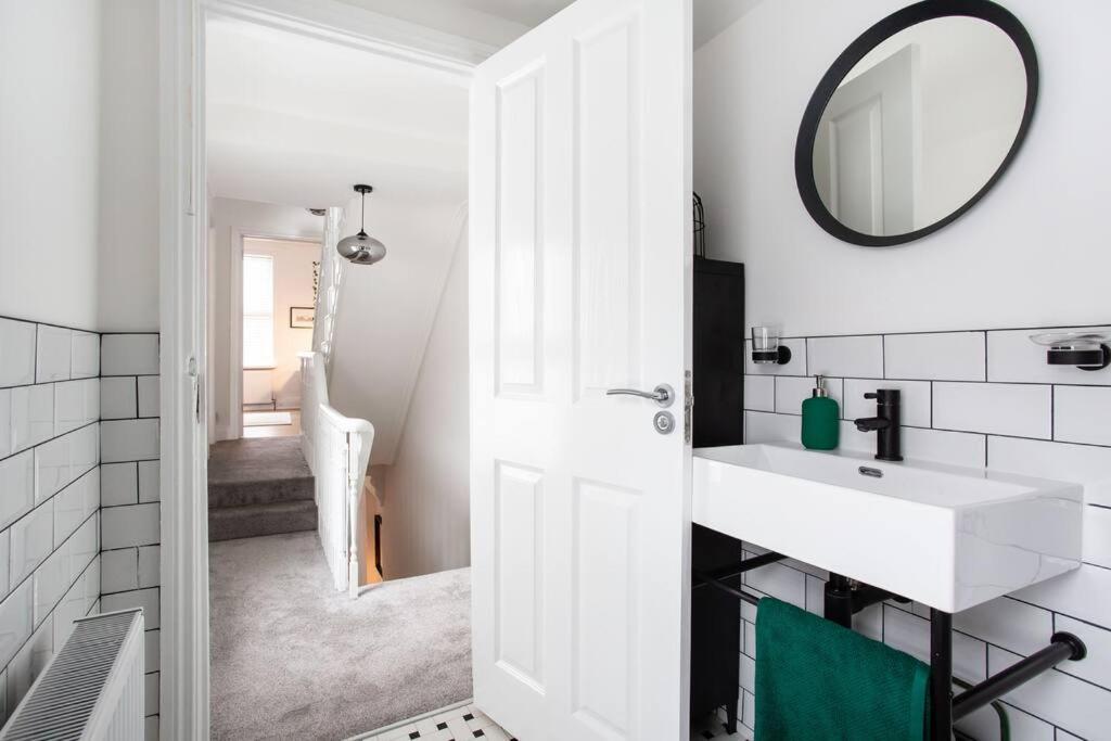 Luxurious 4-bed Townhouse In The Heart Of Holiday home Belfast