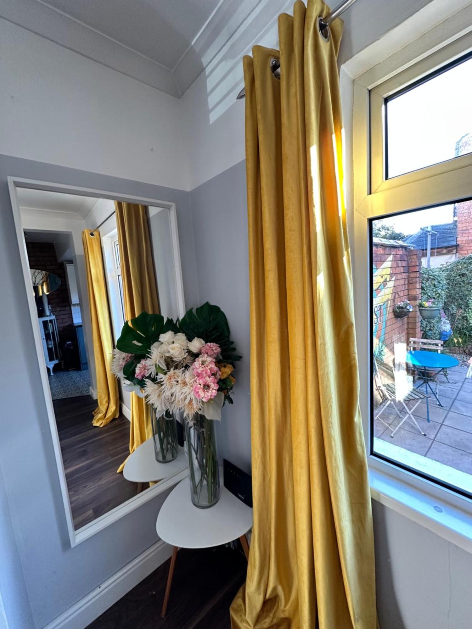 Cosy Two Bed Terraced House 7min Drive From *