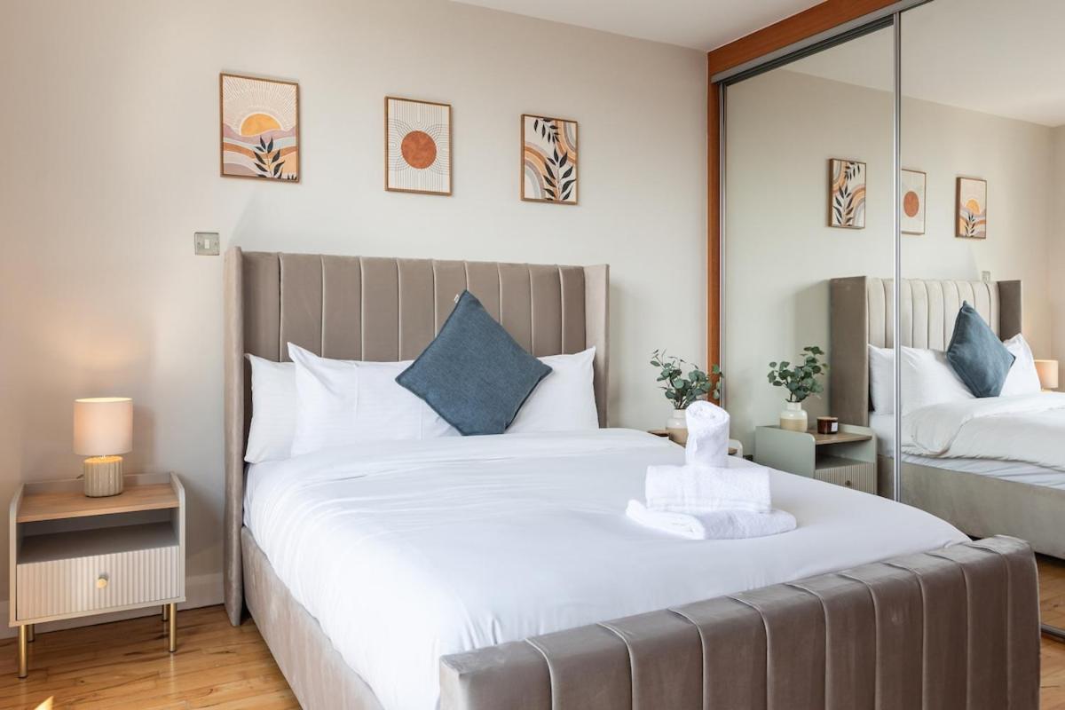 Apartment Modern 2 Bedroom, 2 Bathroom In Belfast, Sleeps 6 With Parking Included