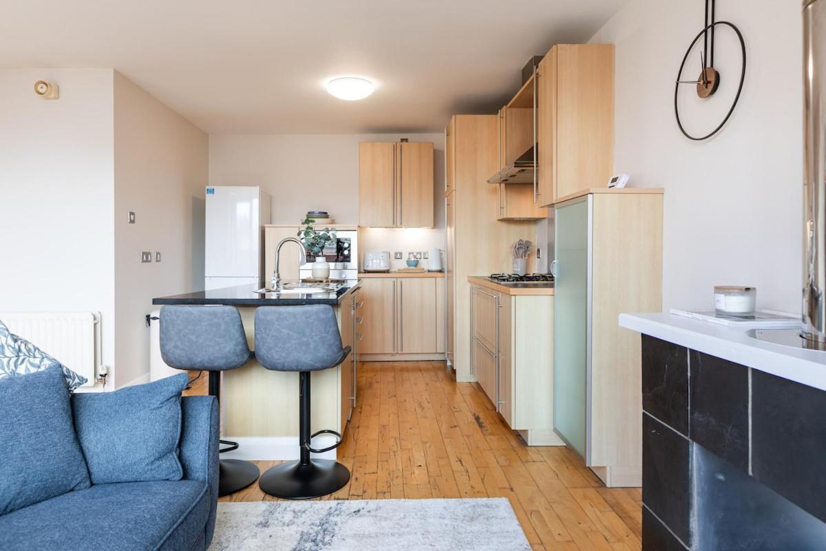 Modern 2 Bedroom, 2 Bathroom In Belfast, Sleeps 6 With Parking Included Apartment