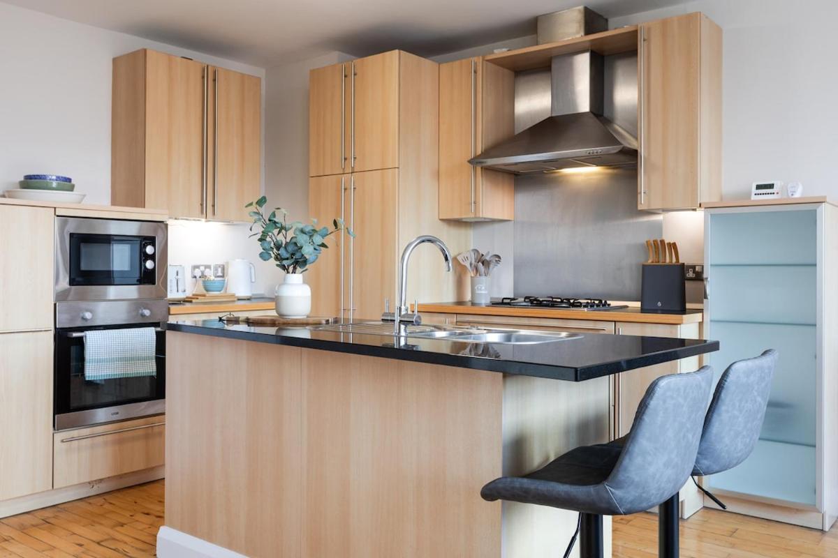 Modern 2 Bedroom, 2 Bathroom In Belfast, Sleeps 6 With Parking Included Apartment *