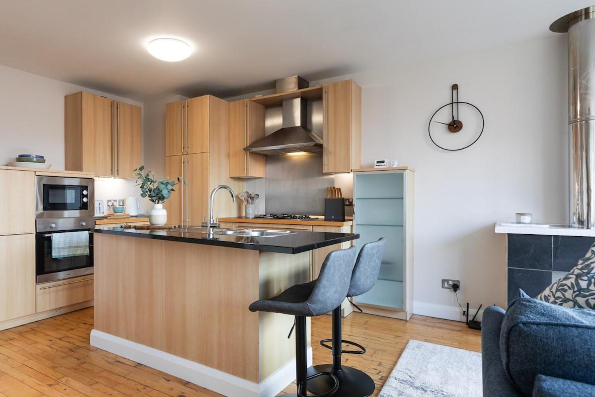 Modern 2 Bedroom, 2 Bathroom In Belfast, Sleeps 6 With Parking Included Apartment Belfast