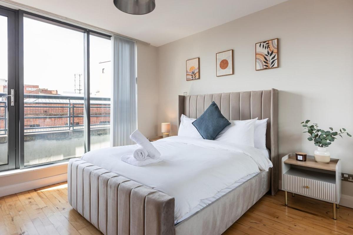 Apartment Modern 2 Bedroom, 2 Bathroom In Belfast, Sleeps 6 With Parking Included