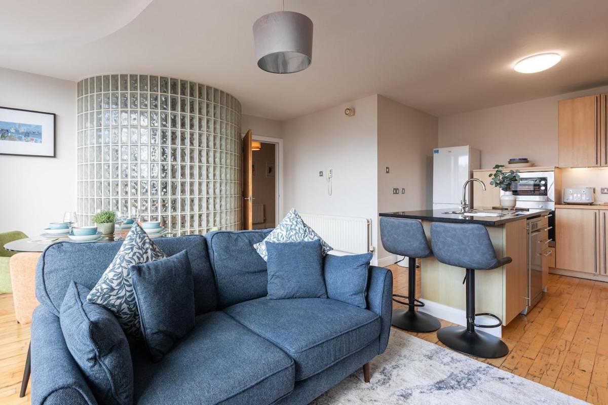 Modern 2 Bedroom, 2 Bathroom In Belfast, Sleeps 6 With Parking Included
