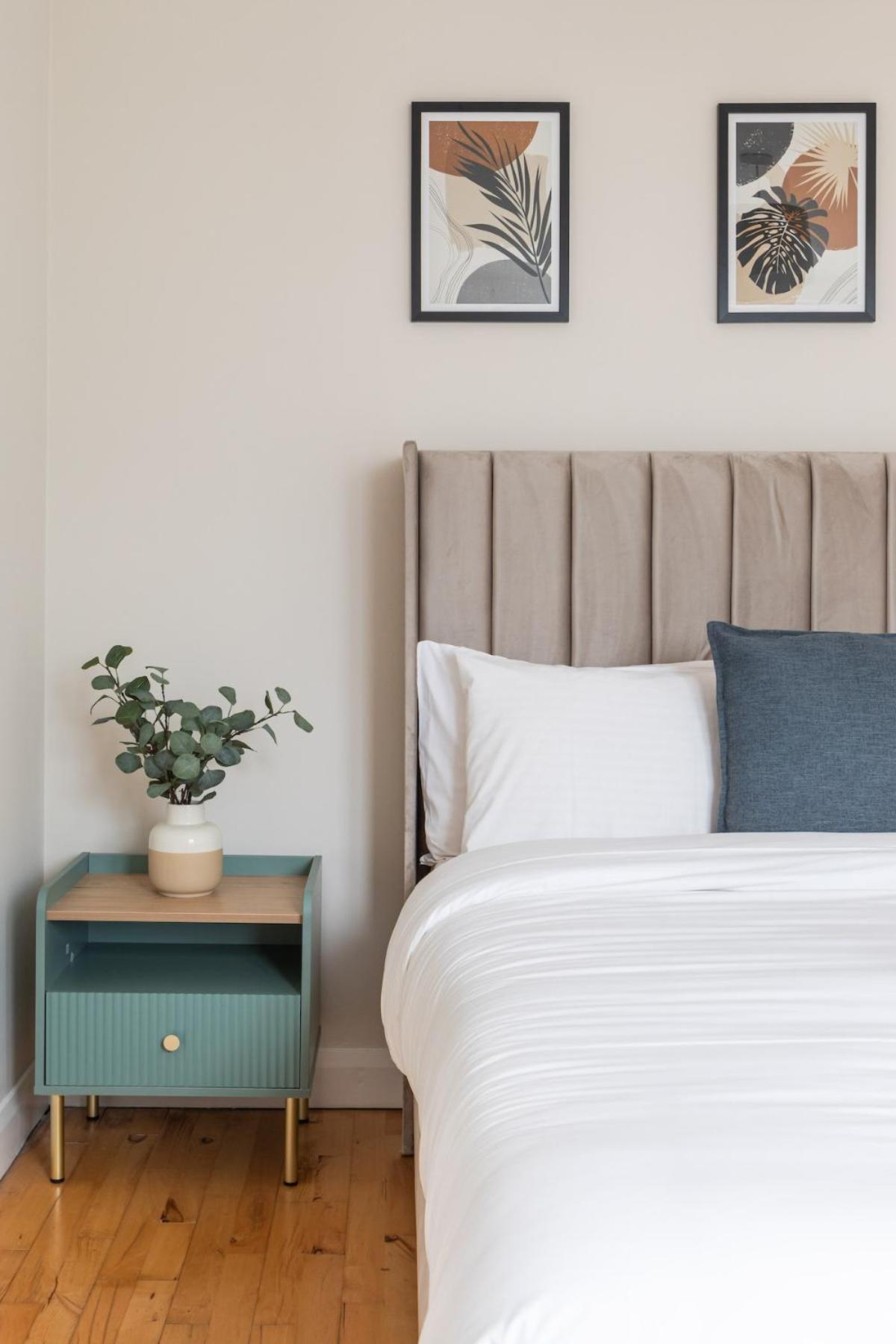 Apartment Modern 2 Bedroom, 2 Bathroom In Belfast, Sleeps 6 With Parking Included *
