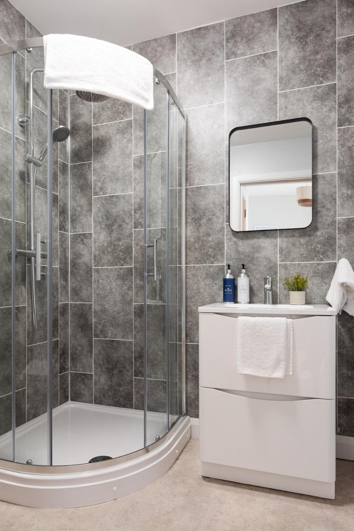 Modern 2 Bedroom, 2 Bathroom In Belfast, Sleeps 6 With Parking Included