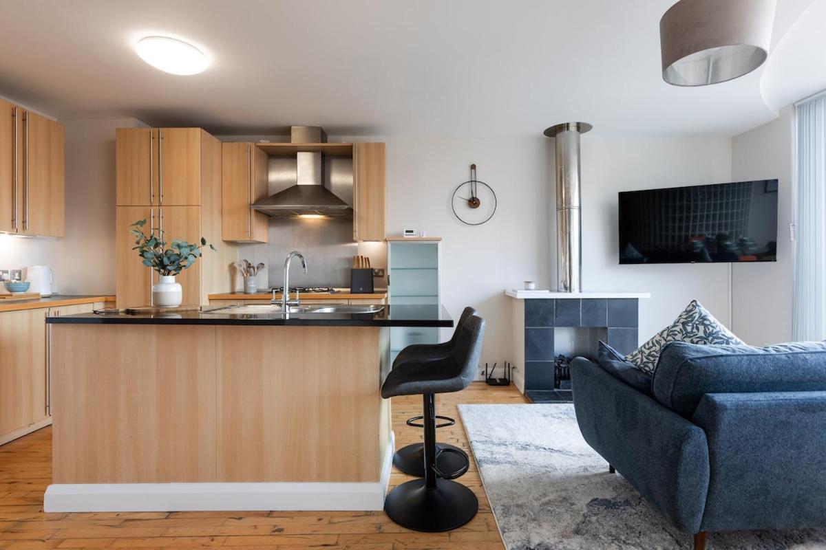 Modern 2 Bedroom, 2 Bathroom In Belfast, Sleeps 6 With Parking Included * Belfast