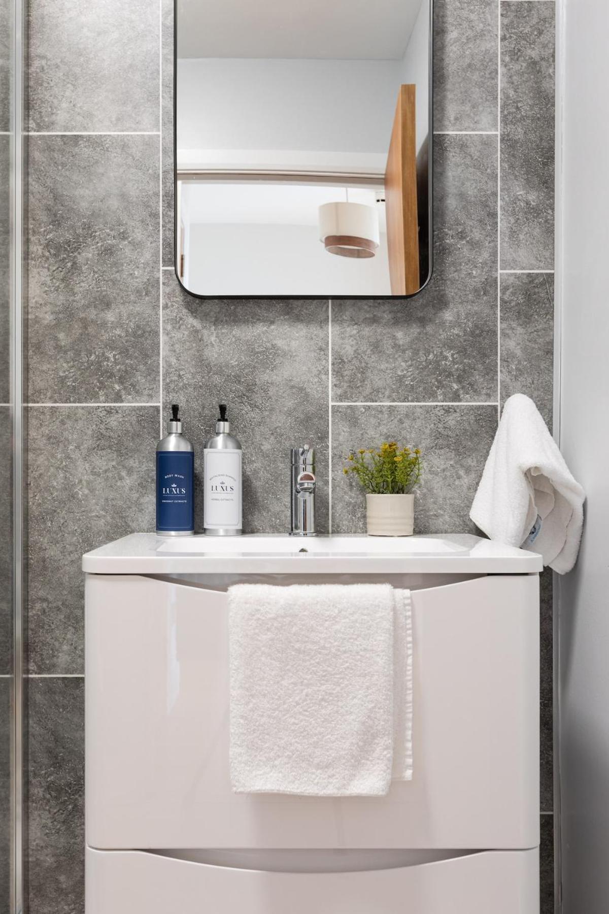Modern 2 Bedroom, 2 Bathroom In Belfast, Sleeps 6 With Parking Included Belfast