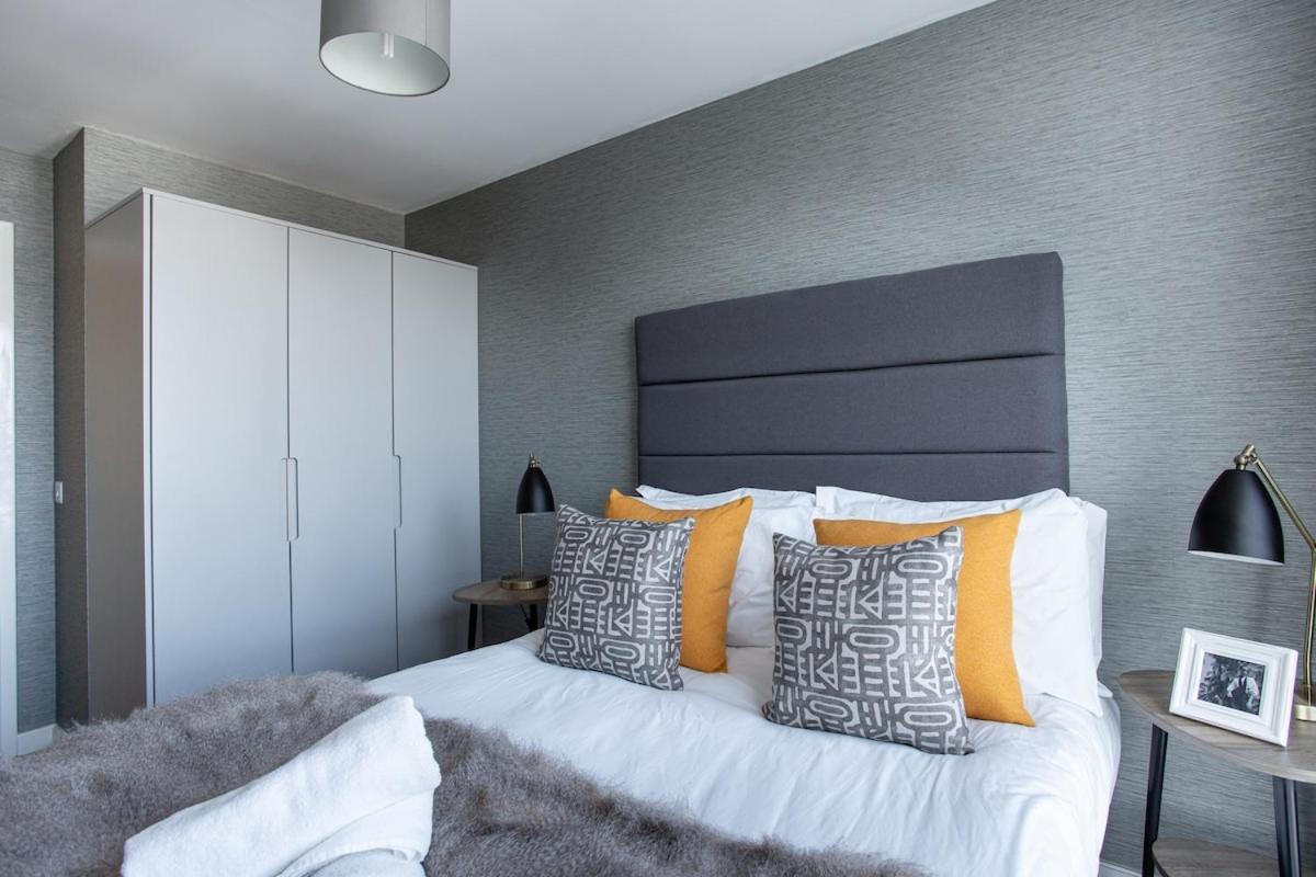 Exclusive High-floor With Breathtaking Titanic & Waterfront Views Sleeps 6 Belfast