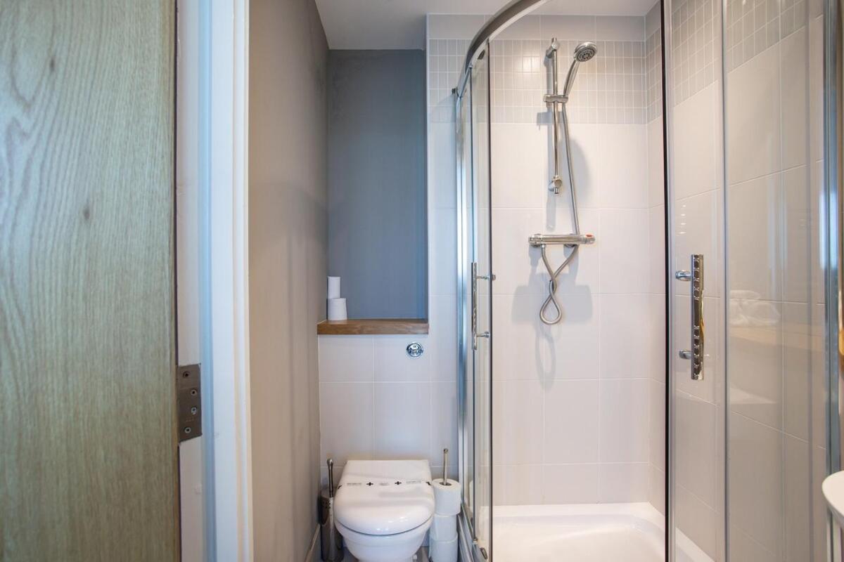 Stunning Waterfront With Titanic Views Sleeps 6 & Parking Belfast