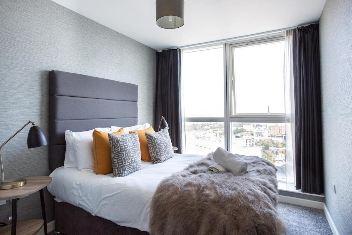 Stunning Waterfront With Titanic Views Sleeps 6 & Parking Apartment *