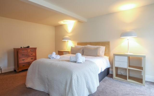 Queens Large 2 Bdr & 1 Bdr By Breaks Belfast