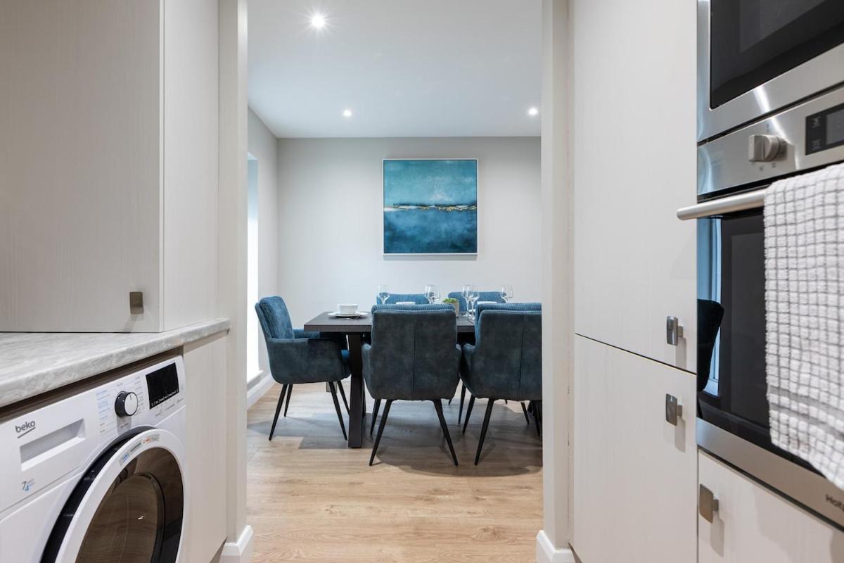 Stylish, Luxury, Parking Sleeps 6, 2-bath, Centre Apartment