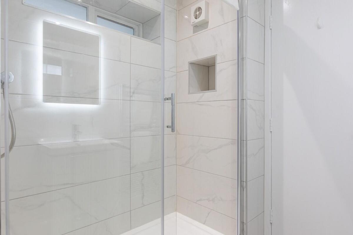 Stylish, Luxury, Parking Sleeps 6, 2-bath, Centre Apartment Belfast