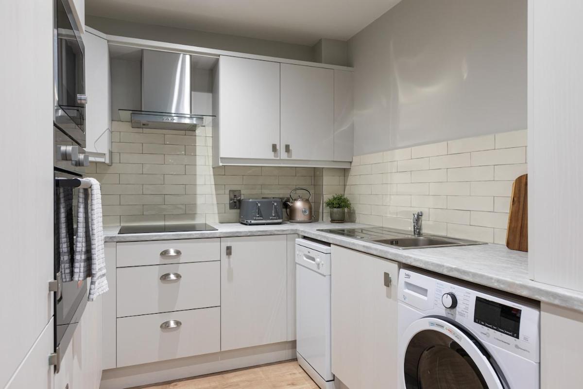 Apartment Stylish, Luxury, Parking Sleeps 6, 2-bath, Centre Belfast
