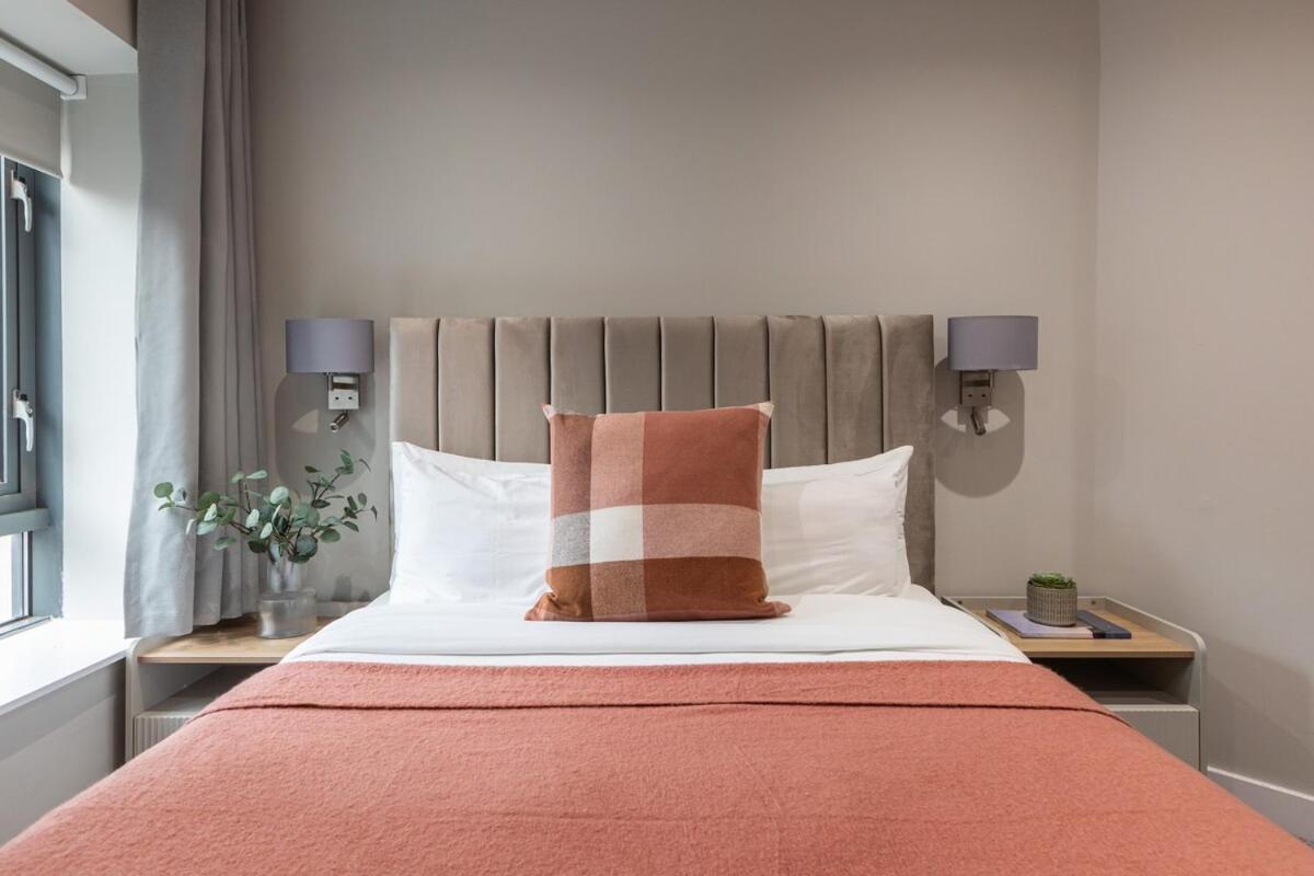 Stylish, Luxury, Parking Sleeps 6, 2-bath, Centre *